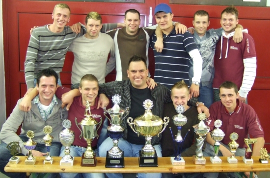 Gruppenbild der Männer + gewonnenne Pokale